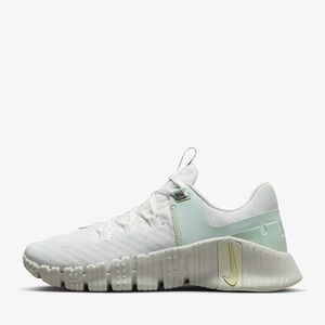 Nike free Metcon 5 Premium size 6. Color Summit White/Sea Glass/Barely Green